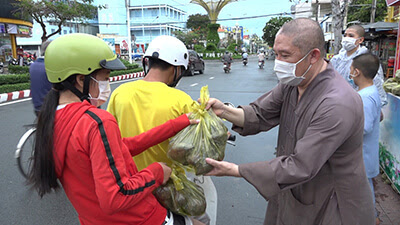 Phát khoai lang cho người dân