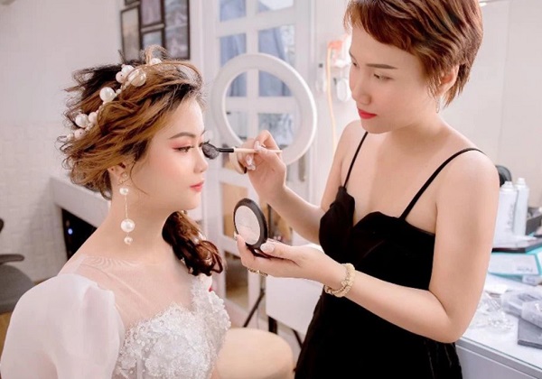 Những khó khăn khi trở thành một nghệ sĩ trang điểm: Sự thật ít người nói ra